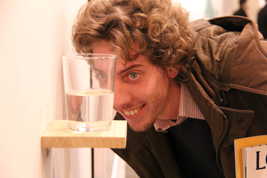 El año pasado la estrella fue este vaso medio lleno de agua por 20.000 euros, obra de Wilfredo Prieto que cualquiera quiere tener en casa, sobre todo si hace calor. 