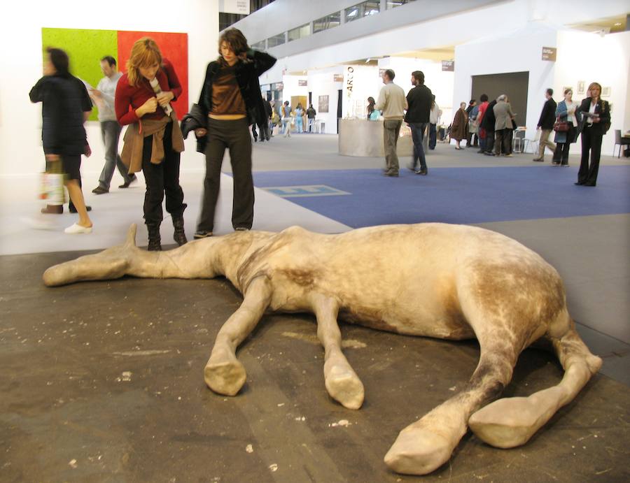 ¿Qué es esto? Pues un caballo muerto, cadáver exquisito del arte que vimos en ARCO. 