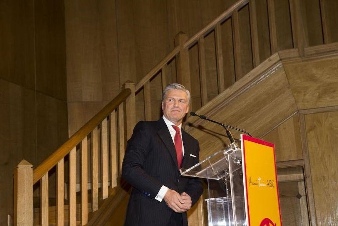 Juan Antonio Ruiz Espartaco recoge su galardón en el VIII Premio Taurino de ABC. 
