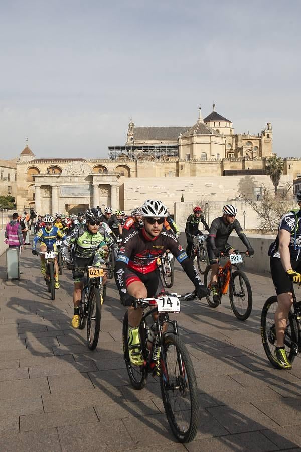 Cambio de líderes. Alban Lakata y Kristian Hynek, del Topeak Ergon, han conseguido la victoria y la primera posición en la general