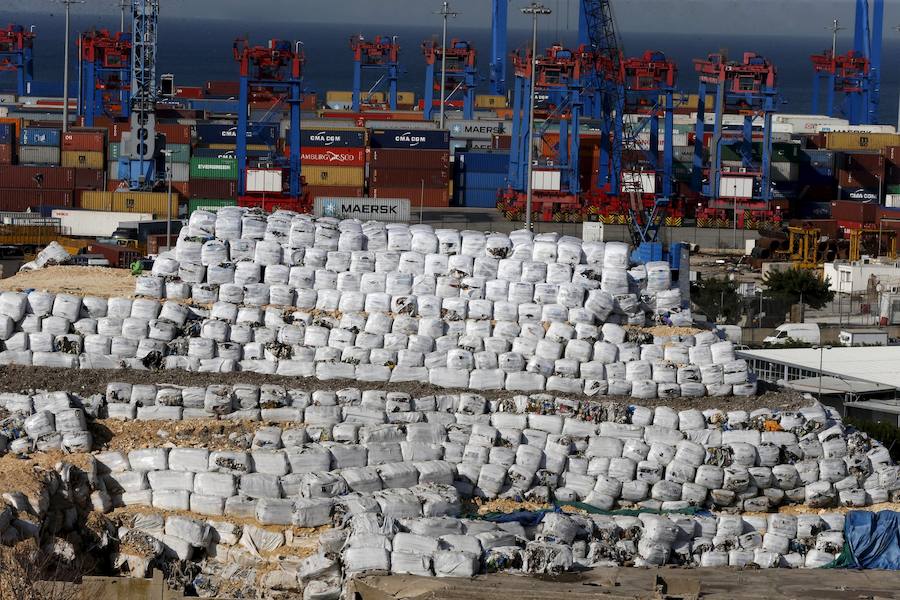 Un río de basura recorre la ciudad de Beirut. La basura empezó a acumularse en las calles de Beirut, originando protestas populares y obligando a intervenir al Ejército.