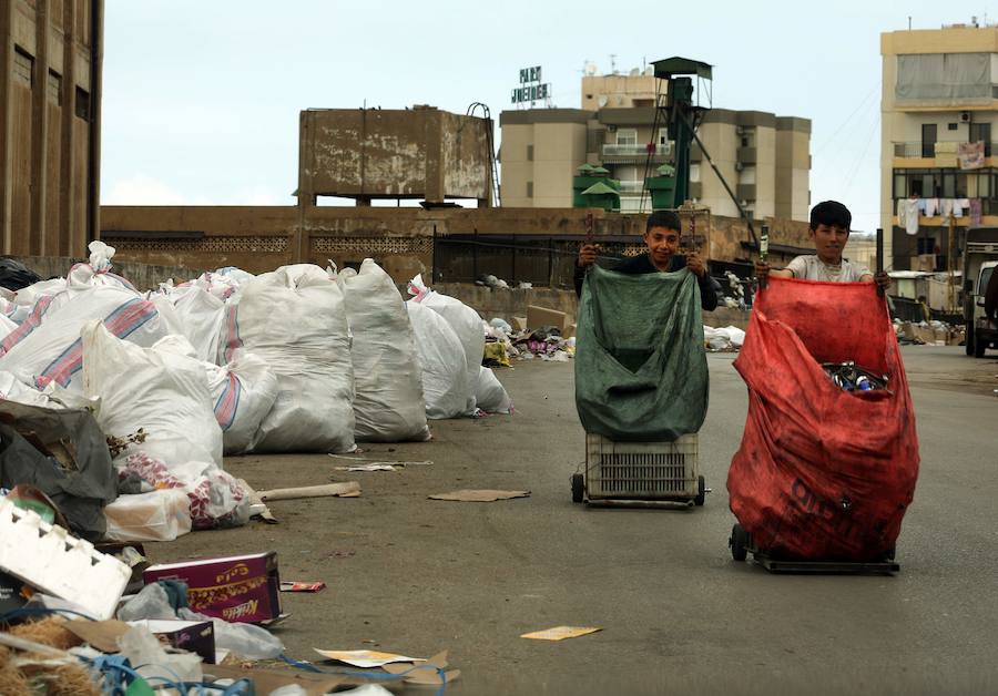 Un río de basura recorre la ciudad de Beirut. Una firma británica fue contratada para gestionar la exportación de los residuos hacia Rusia.