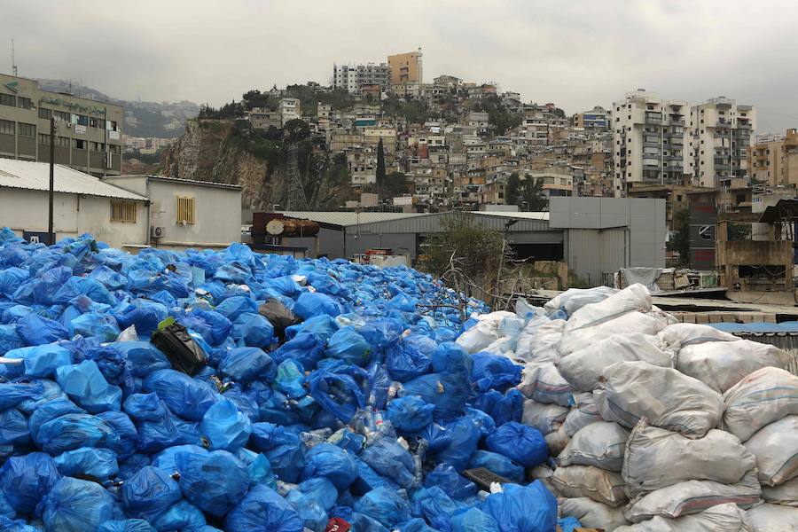Un río de basura recorre la ciudad de Beirut. Los activistas libaneses han puesto el nombre de los ministros del Gobierno a 24 vertederos ilegales.