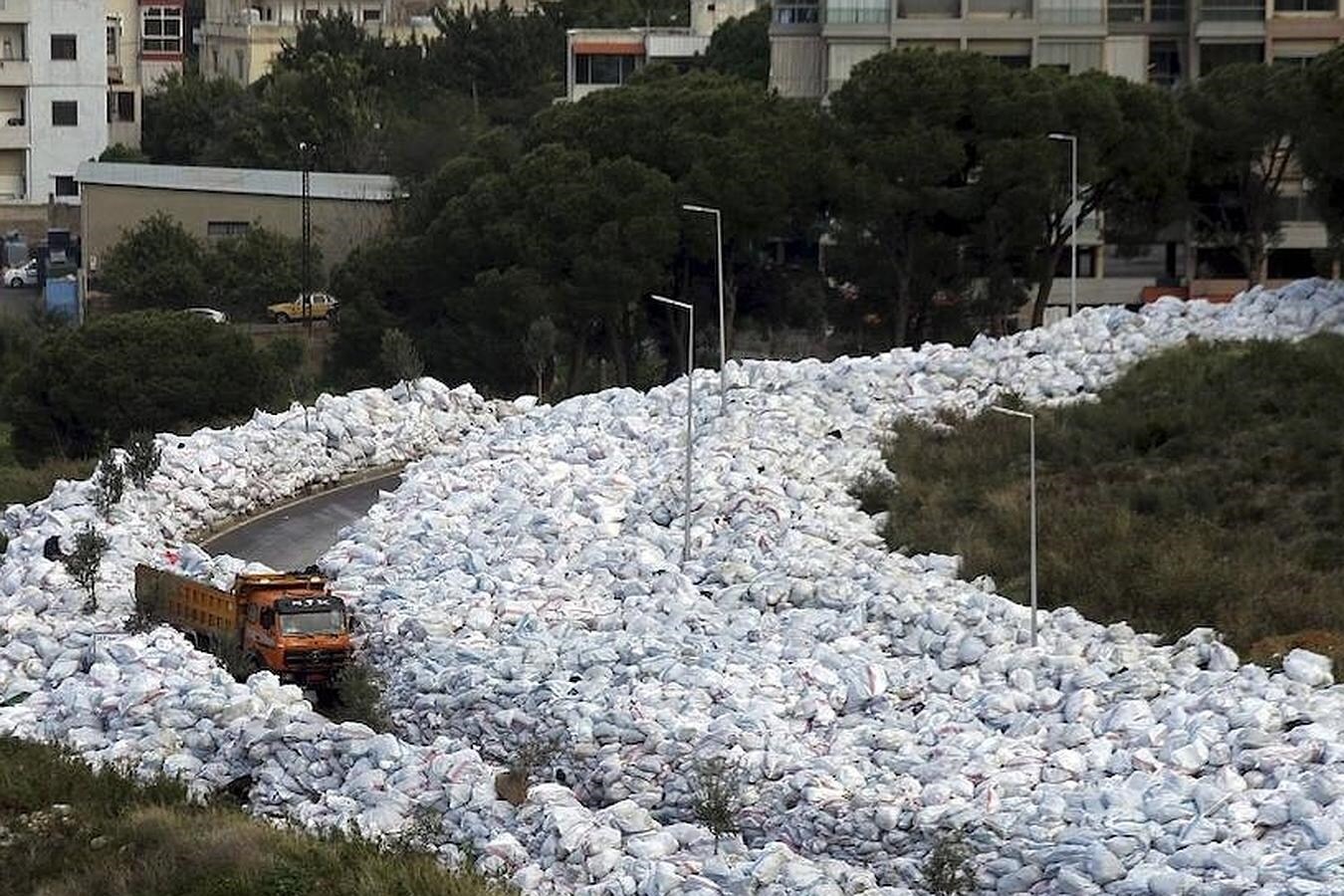 Un río de basura recorre la ciudad de Beirut. 