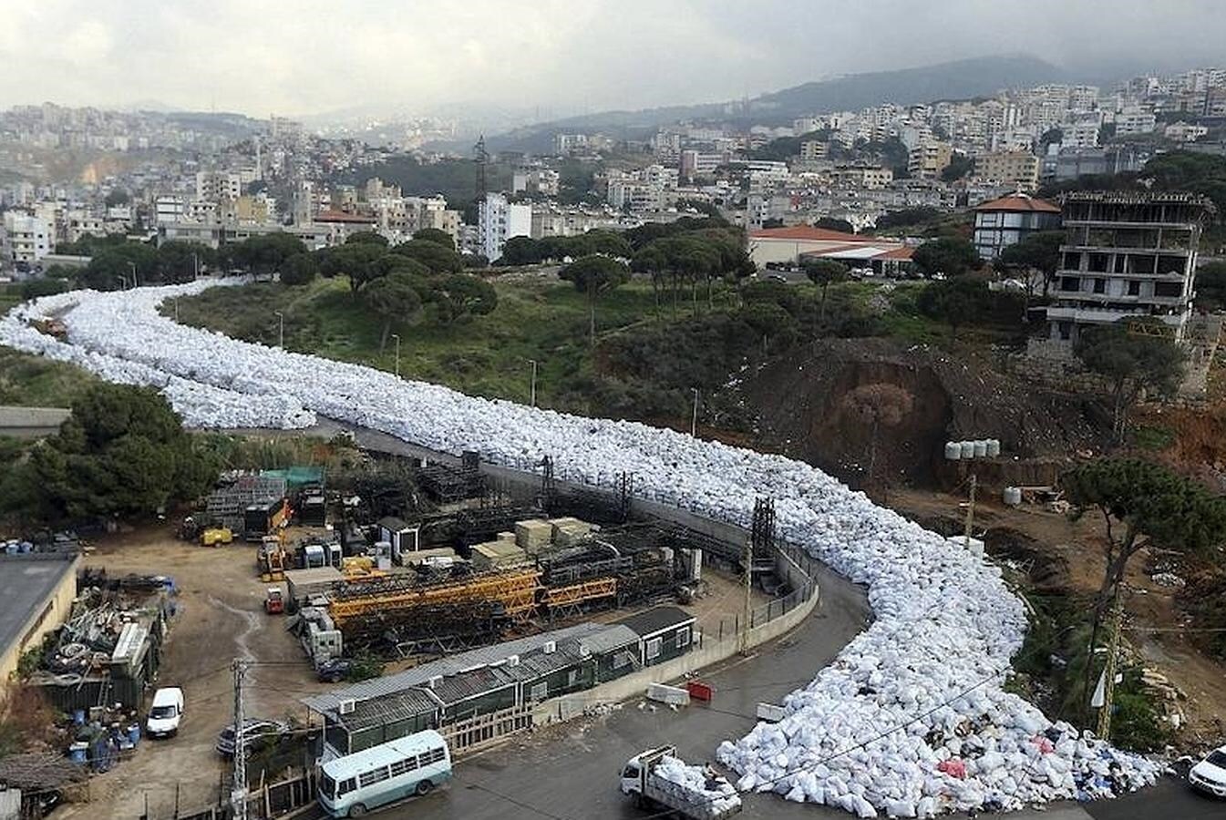 Un río de basura recorre la ciudad de Beirut. 