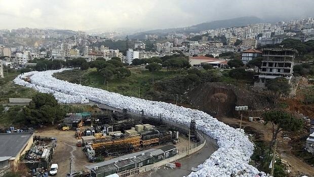 Un «río de basura» recorre la ciudad de Beirut