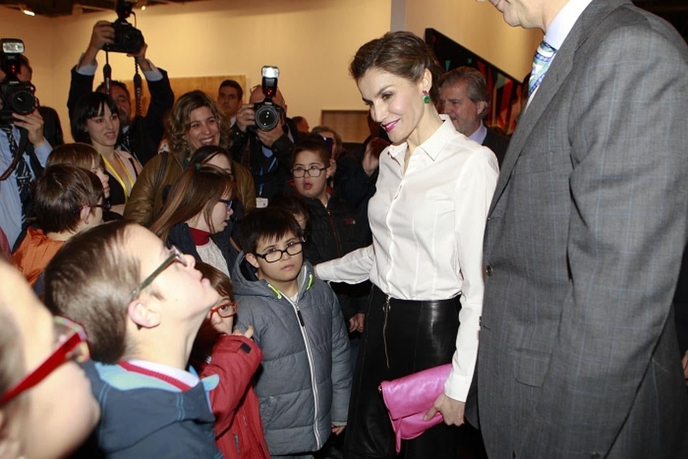 Don Felipe y Doña Letizia, con un grupo de niños en ARCO. 