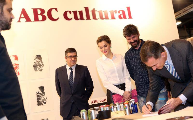 Durante la visita, Don Felipe dejó escritas unas palabras en un cuaderno que suscribió Doña Letizia felicitando a ABC Cultural por sus 25 años. 