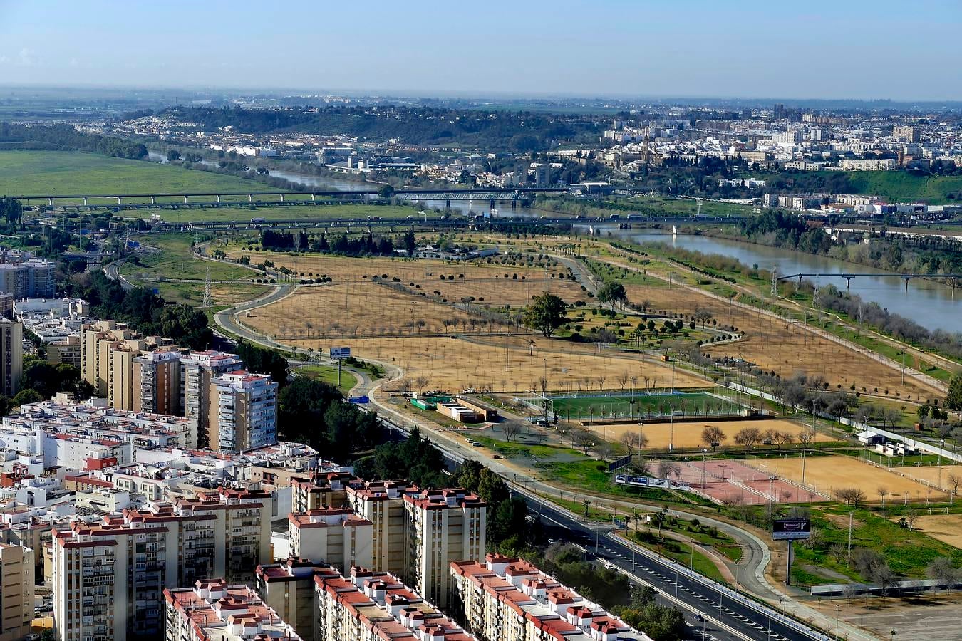 Caixabank ha destinado 325 millones de euros al complejo que preside el rascacielos diseñado por César Pelli, el edificio más alto de Andalucía