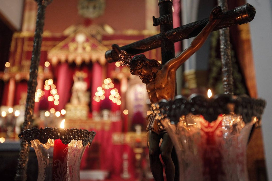 Coronación de Espinas, imágenes de un altar simbólico