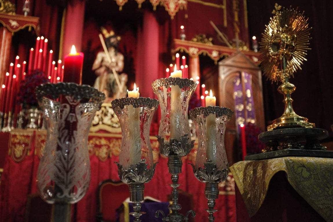 Coronación de Espinas, imágenes de un altar simbólico