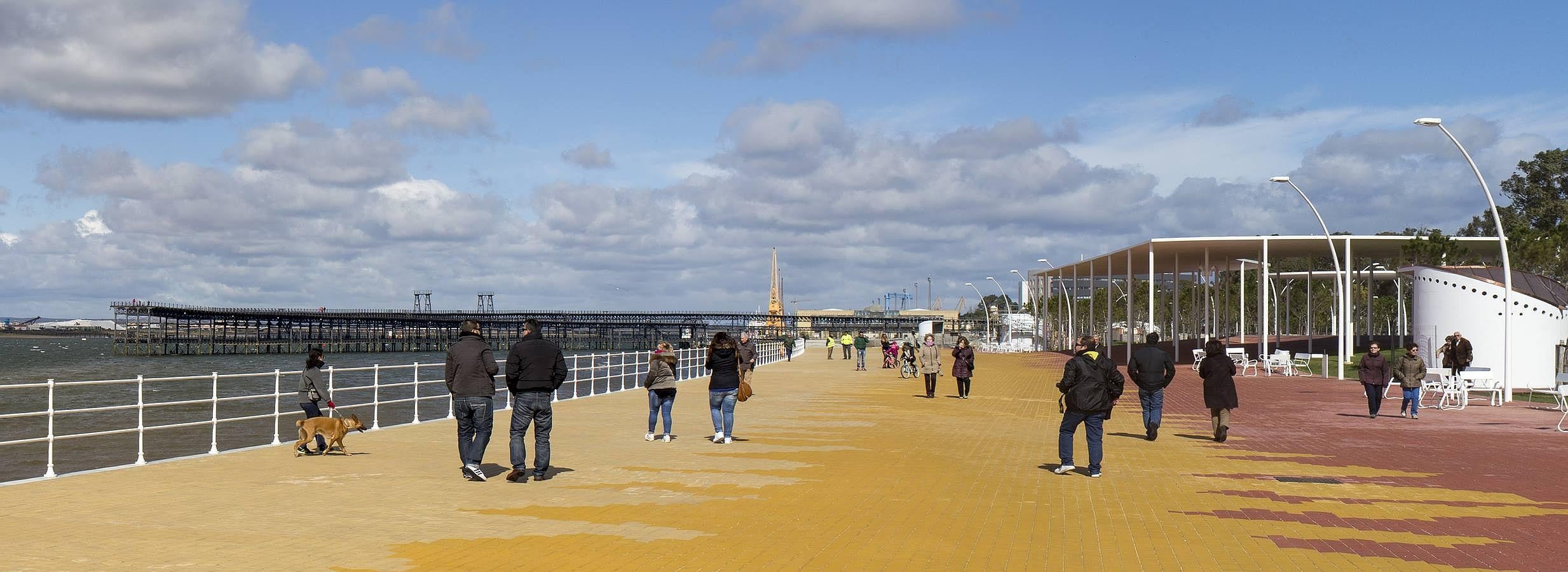 El nuevo Paseo de la Ría de Huelva se inauguró este 27 de febrero, en la jornada previa a la celebración del Día de Andalucía