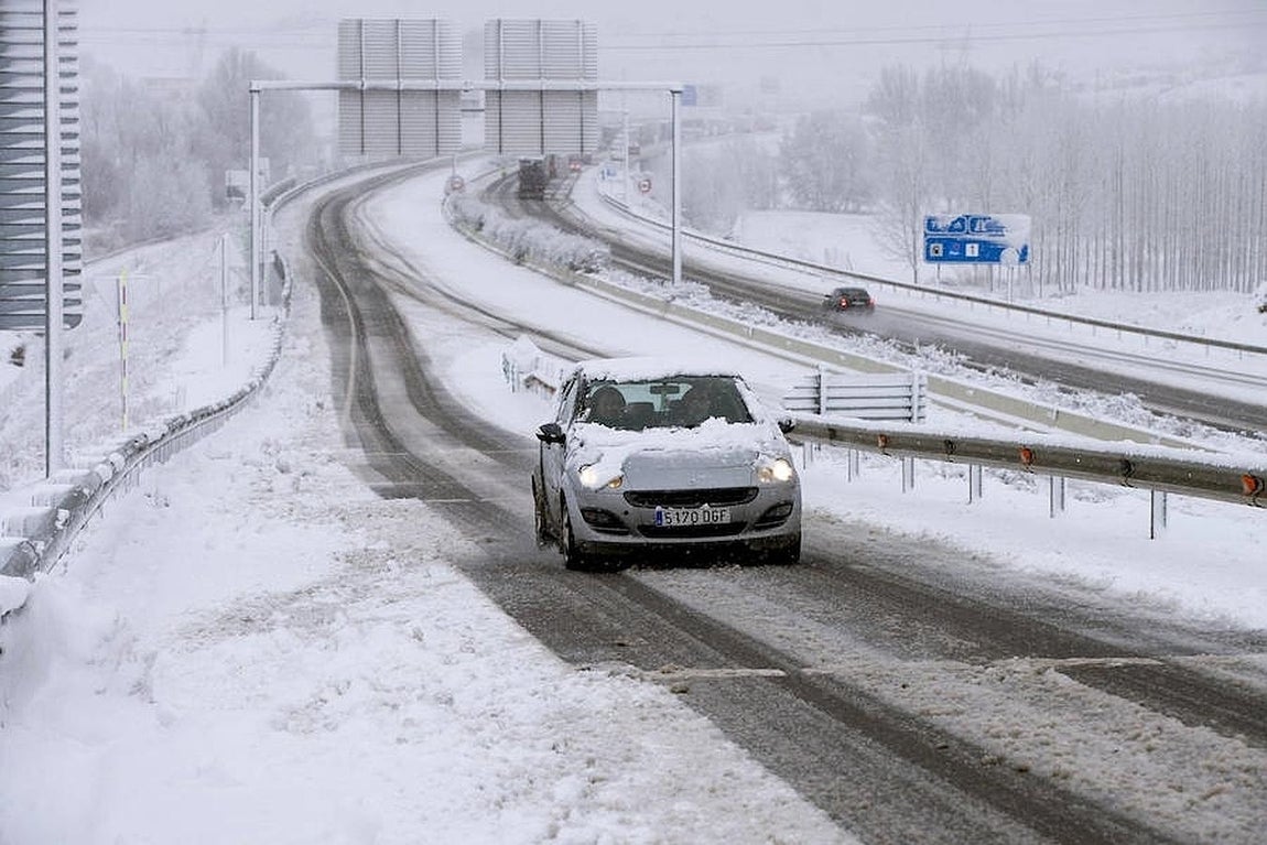 La nieve tiñe España de blanco. El temporal ha provocado dificultades en las carreteras pero también ha dejado bellas estampas en varias ciudades españolas
