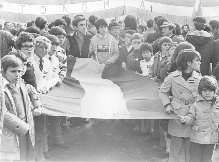 Niños portan la bandera verde y blanca, la «de Blas Infante»