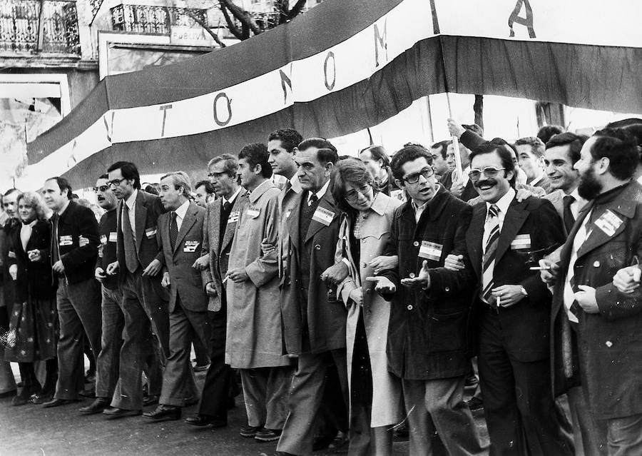 Rafael Escuredo Rodríguez, Plácido Fernández Viagas y Alfonso Guerra González, entre otros, encabezaron la manifestación en Sevilla