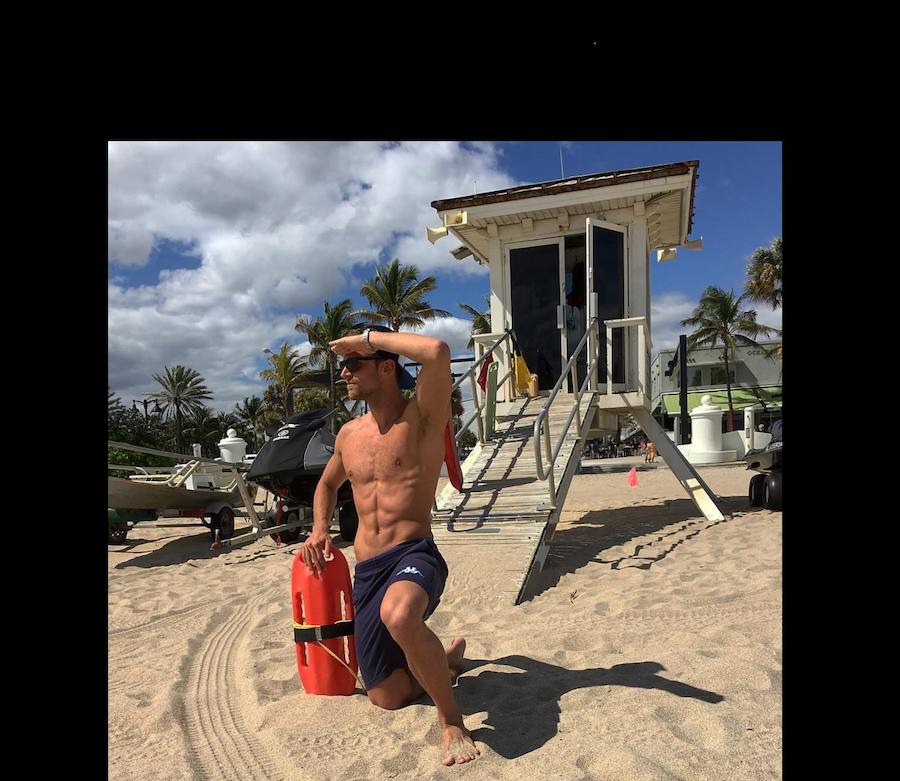 «El galán de la piscina», como se le conoce, tiene 13 medallas colgadas en la pared de su casa. 