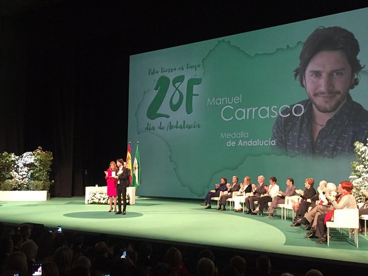 El cantautor onubense Manuel Carrasco recibe la Medalla de Andalucía