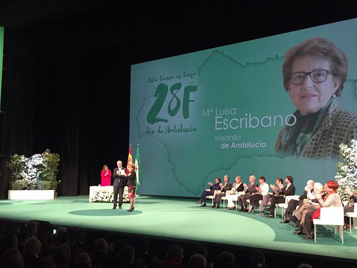 La maestra y presidenta de Asansull, Mª Luisa Escribano, recibe la Medalla de Andalucía