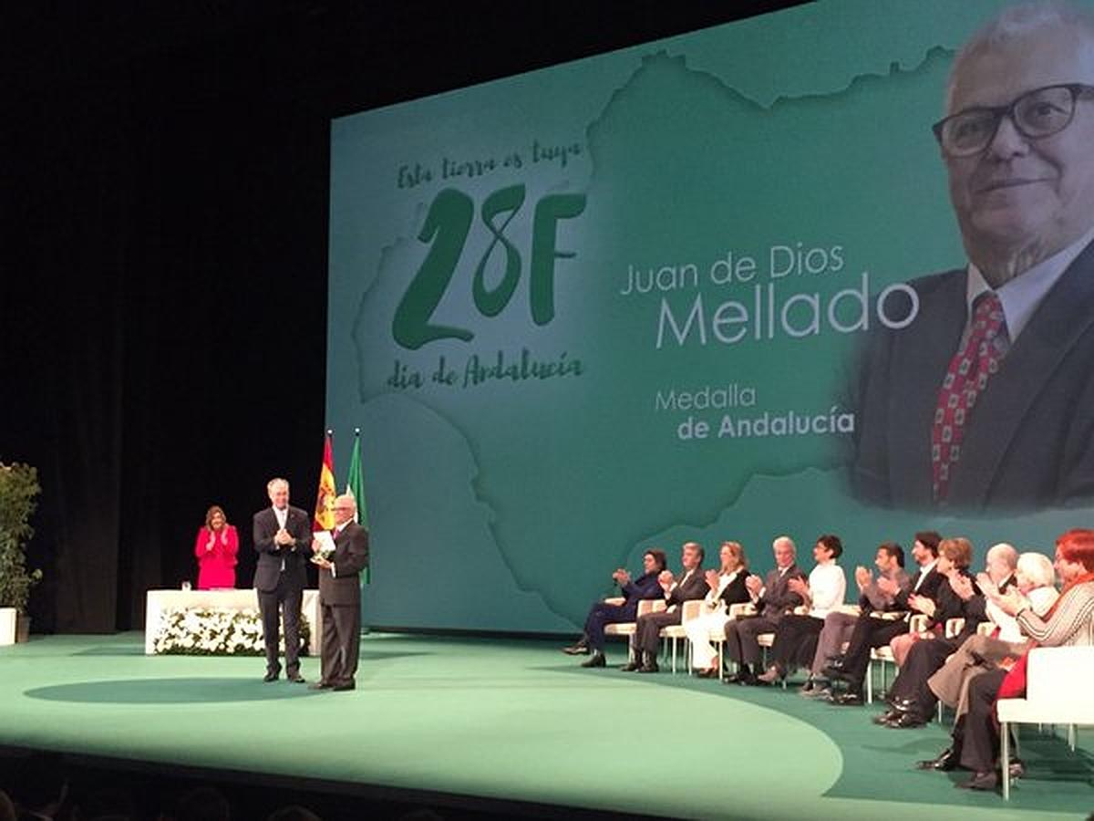 El veterano periodista granadino Juan de Dios Mellado recibe la Medalla de Andalucía