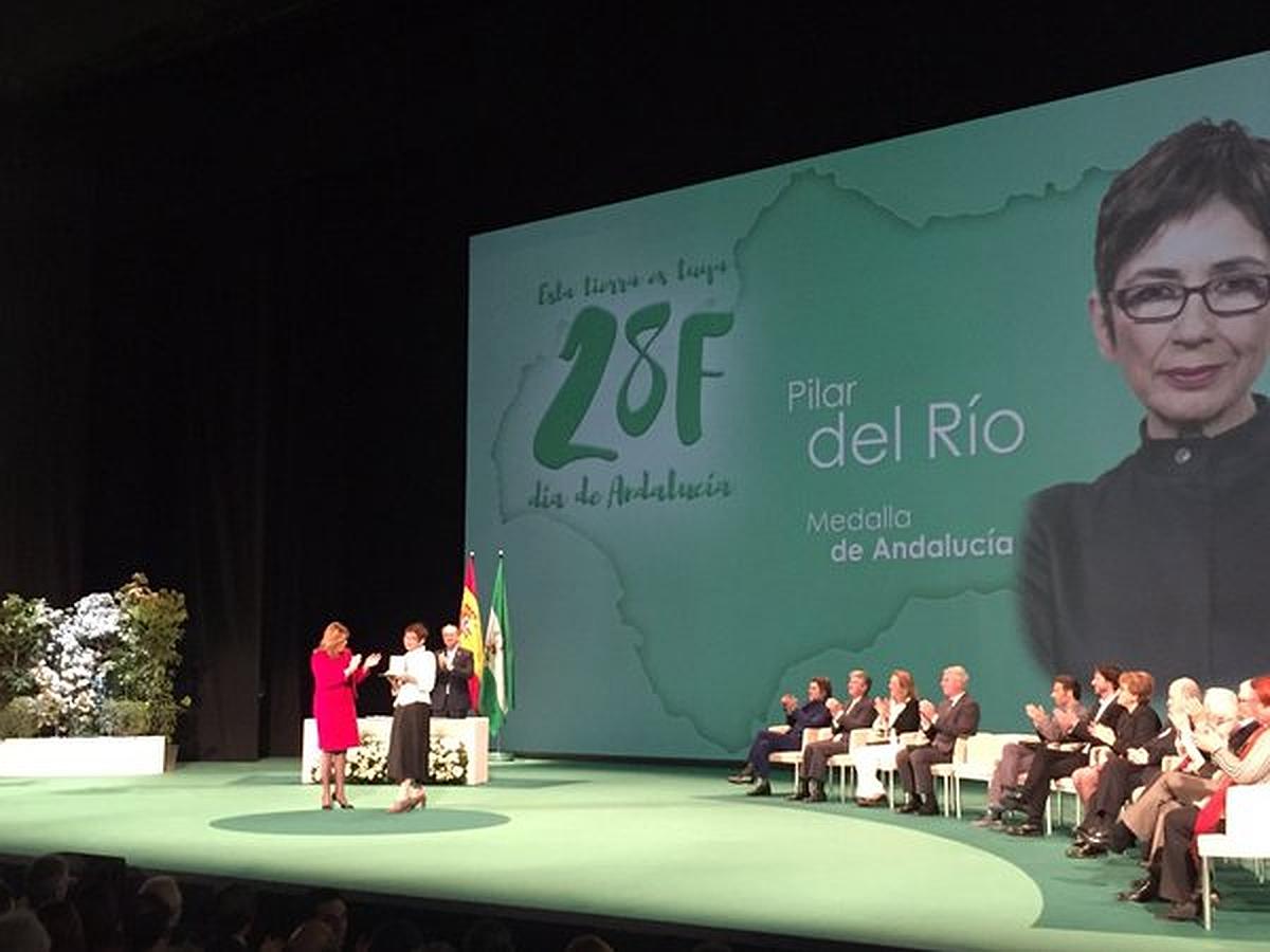 La periodista y traductora @delRioPilar recibe la Medalla de Andalucía