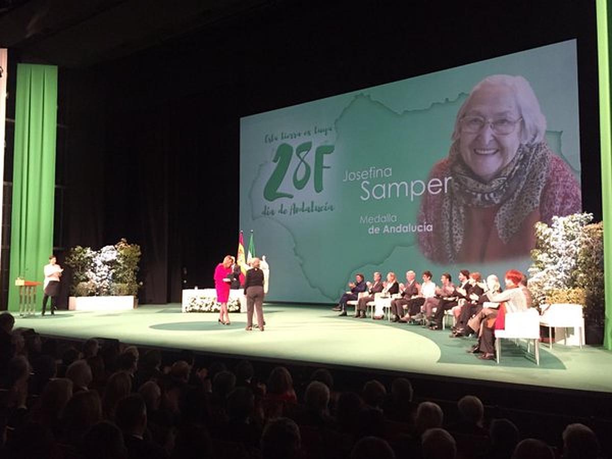 La histórica activista política almeriense Josefina Samper recibe la Medalla de Andalucía