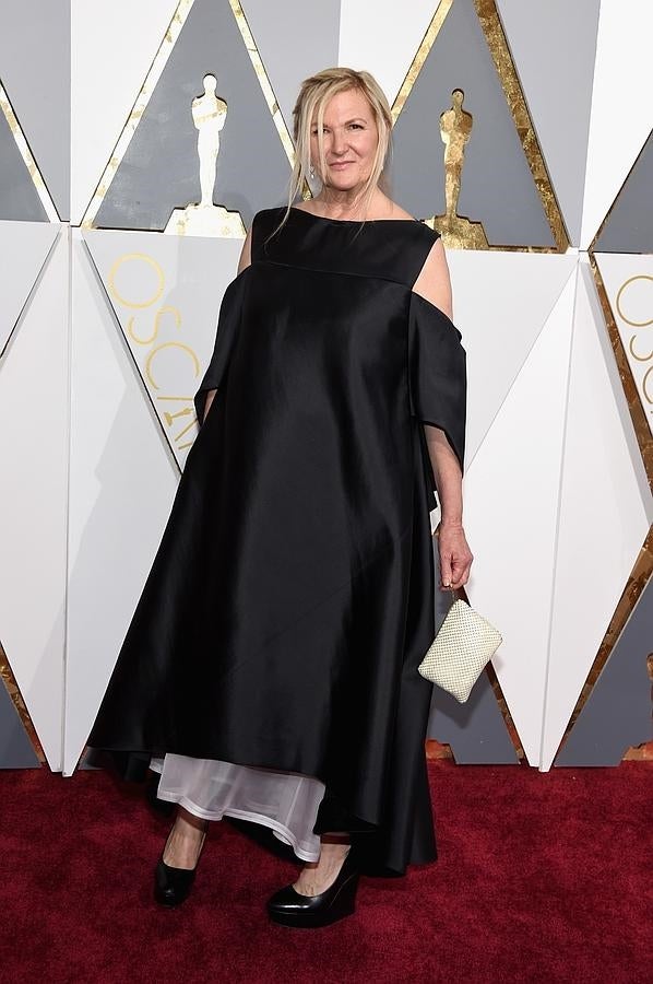 Jacqueline West eligió un «vestido saco» negro muy poco favorecedor con unos zapatos de plataforma nada elegantes. 