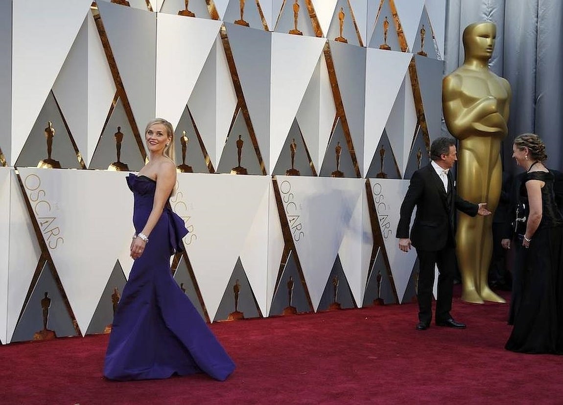 Reese Withersppon, de púrpura. 