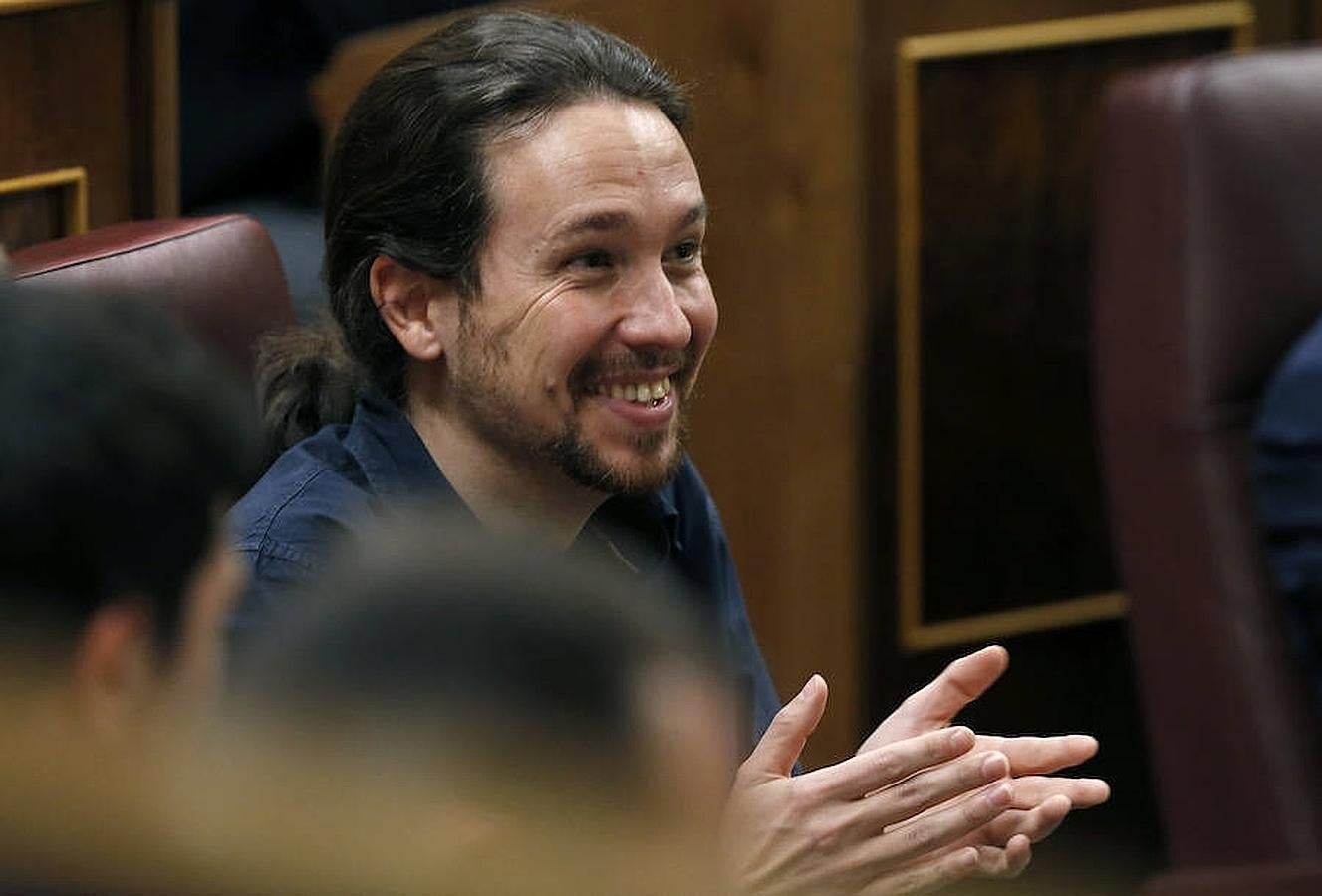 Pablo Iglesias sonríe durante la investidura de Pedro Sánchez. 