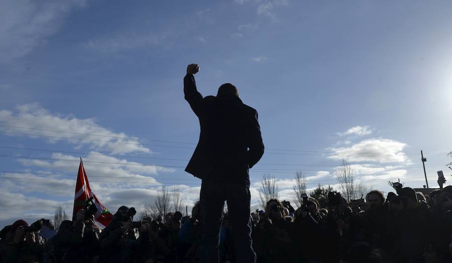 «Lo único que quiero deciros para el final, porque ya sé que hay mucho morbo con respecto a este tema: que el mejor lendakari, el mejor alcalde, el pueblo». Arnaldo Otegi ha cerrado así, sin aclarar en público cuáles son sus planes de futuro, su primera intervención tras salir en libertad de la cárcel de Logroño