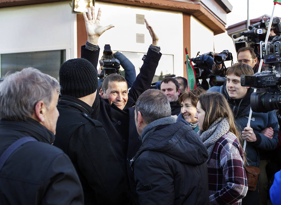 En medio de una enorme expectación mediática, con familiares y la plana mayor de la «izquierda abertzale, además de representantes de otras fuerzas políticas como la CUP, aguardando desde primera hora de la mañana, y bajo la atenta mirada de efectivos de la Policía Nacional y la Guardia Civil, Otegi ha abandonado el centro penitenciario a las 8.55 de la mañana