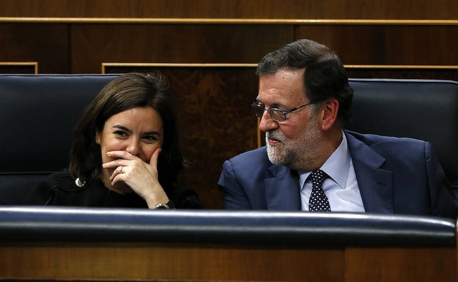 Soraya Sáenz de Santamaría ríe junto a Mariano Rajoy durante el discurso de Pedro Sánchez. 