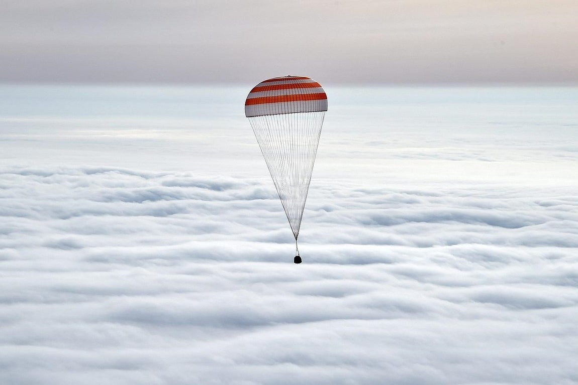 Vista de la nave rusa Soyuz TMA-18M con LOS tres astronautas a bordo antes deL aterrizaje en Kazajistán. Parece mentira que puedan llegar en algo de aspecto tan frágil. 