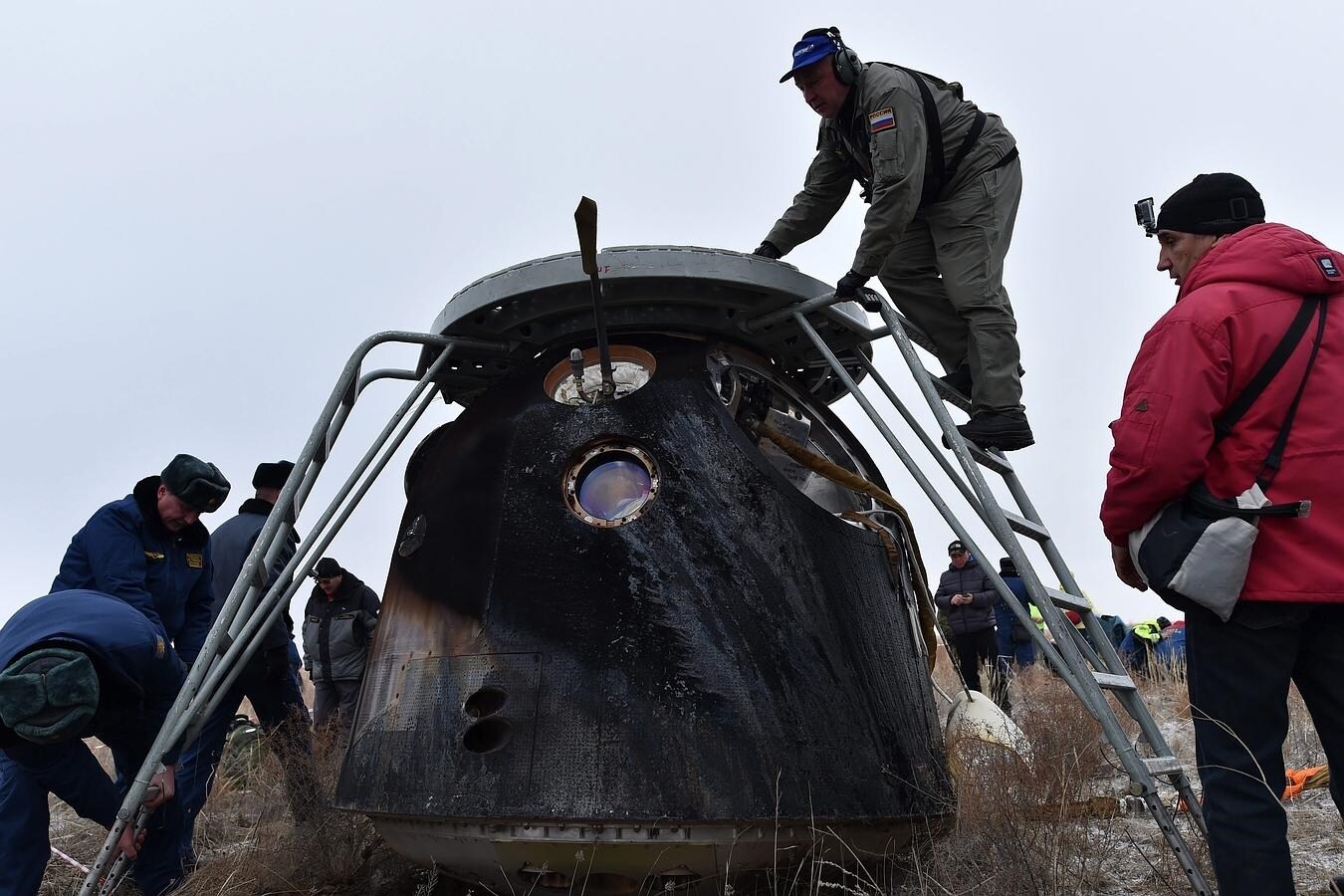 Miembros de los equipos de rescate se aproximan a la nave rusa Soyuz TMA-18M tras su aterrizaje con tres astronautas a bordo, cerca de la ciudad de Dzhezkazgan en Kazajistán. Los tres integrantes de la expedición son los rusos Serguéi Volkov y Mijaíl Kornienko, y el estadounidense Scott Kelly. Los dos últimos regresaron a la Tierra después de 340 días en la Estación Espacial Internacional (ISS). 