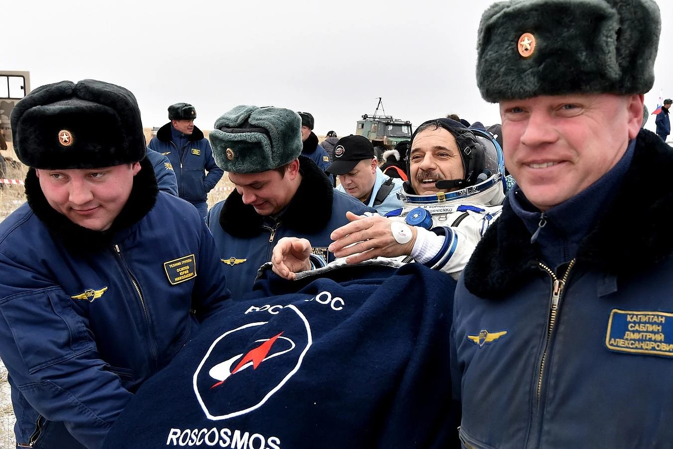 El astronauta ruso Mikhail Kornienko, que también ha pasado un 340 días en la plataforma orbital, es trasladado tras el aterrizaje