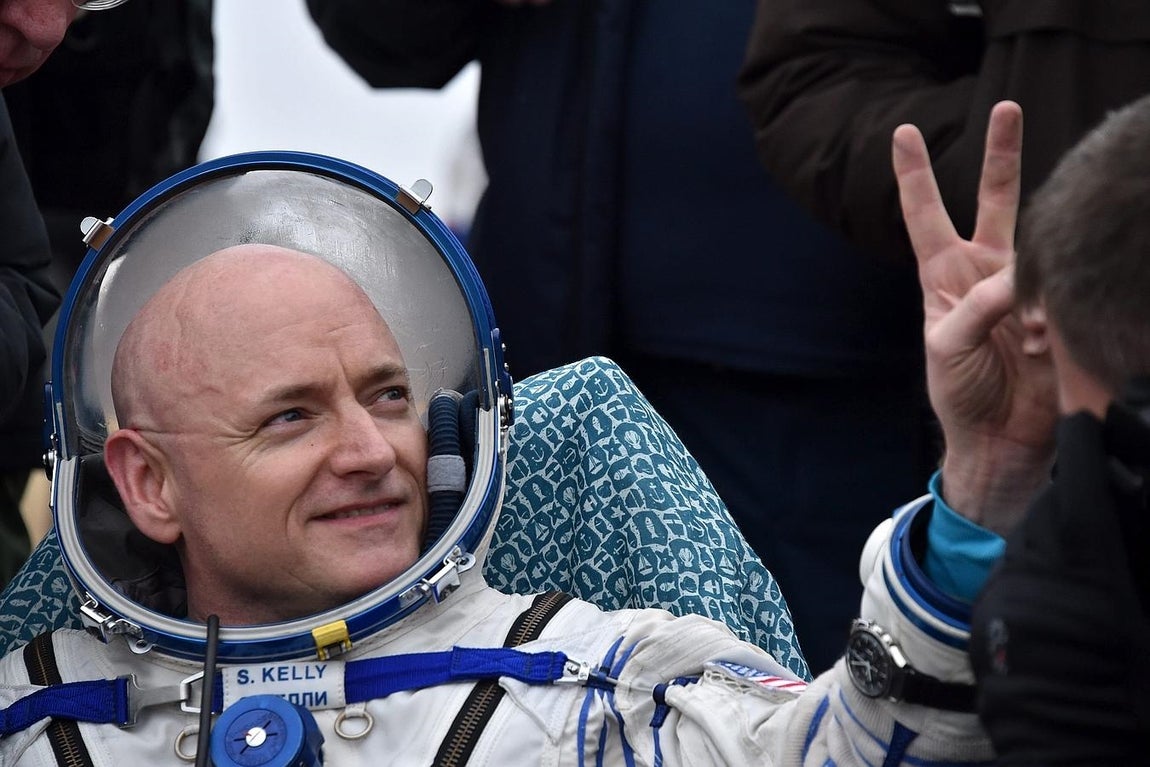 El astronauta Scott Kelly (NASA) gesticula después de aterrizar en las estepas de Kazajistán después de pasar un año en el espacio. 