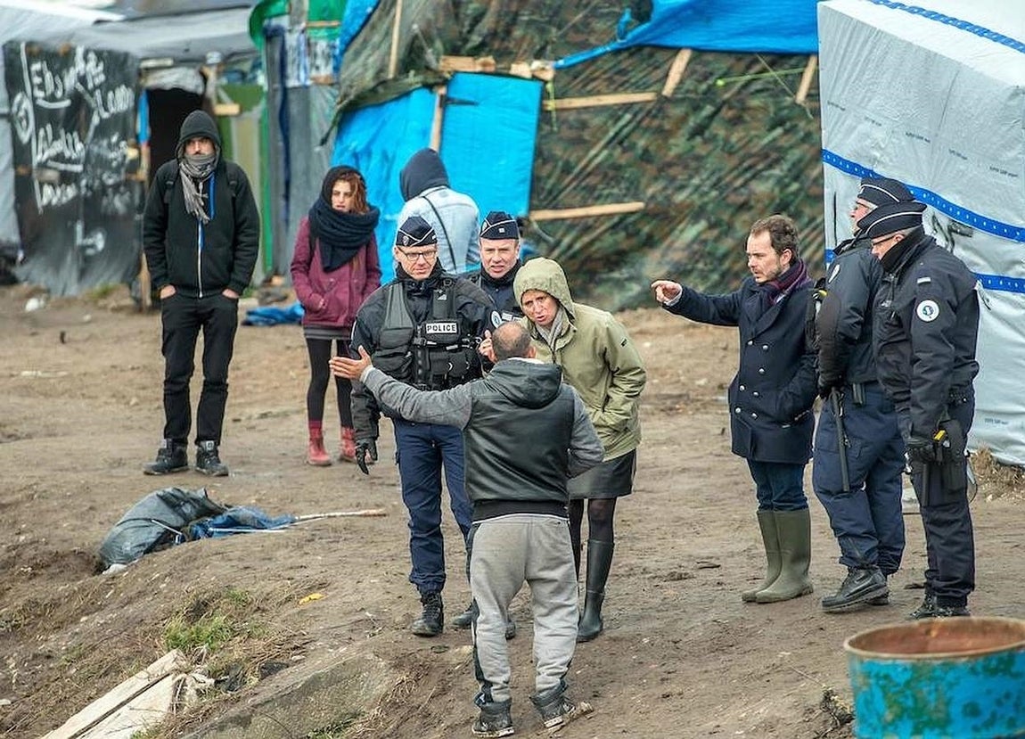 En los dos primeros días de trabajo se habían desmantelado las chabolas que había en unos 15.000 metros cuadrados de la parte sur del campamento de inmigrantes de Calais. 