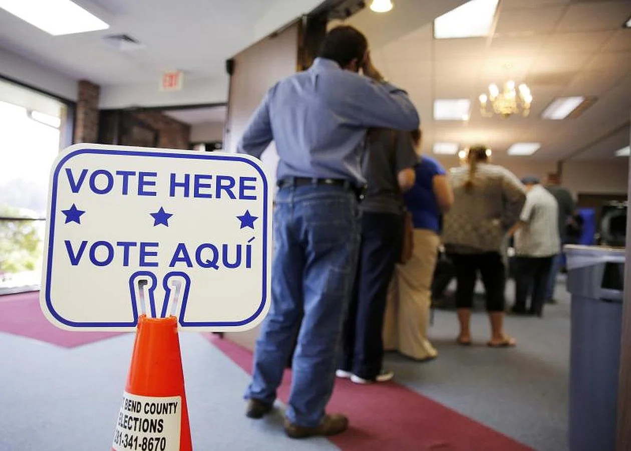 Los votantes de Texas hacen cola para dejar su voto en las urnas