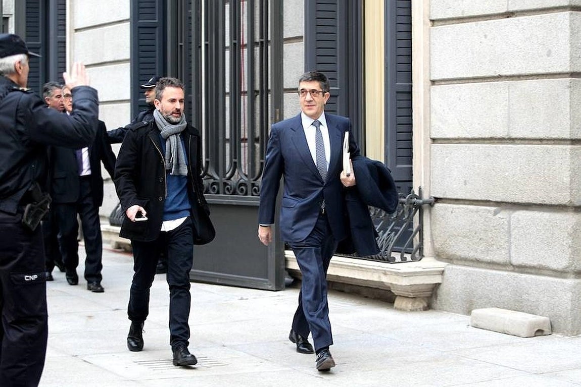 Las imágenes más destacadas de la segunda jornada de la Investidura de Sánchez. El encargado de moderar el debate es el presidente del Congreso de los Diputados, Patxi López