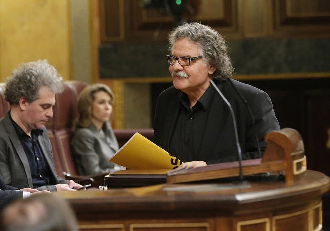 Las imágenes más destacadas de la segunda jornada de la Investidura de Sánchez. Tras los portavoces de las cuatro grandes formaciones políticas españolas, le toca el turno a  los partidos nacionalistas: El primero que sube a la tribuna es el portavoz de Esquerra Republicana, Joan Tardá