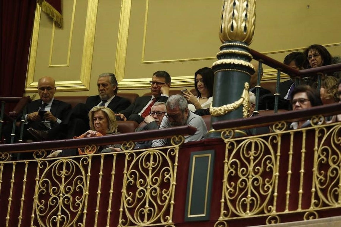 Las imágenes más destacadas de la segunda jornada de la Investidura de Sánchez. Representantes de agentes sociales, veteranos exdiputados como Durán i LLeida o miembros del PSOE, entre el público diverso que asiste a la Investidura