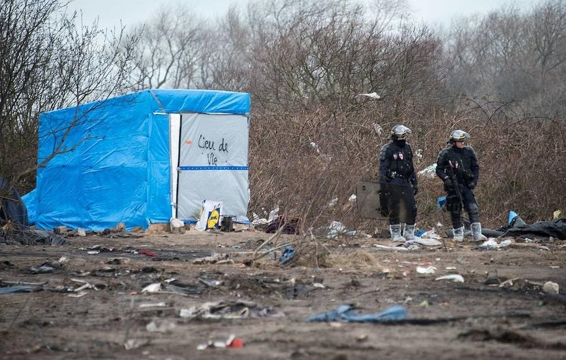 En los dos primeros días de trabajo se habían desmantelado las chabolas que había en unos 15.000 metros cuadrados de la parte sur del campamento de inmigrantes de Calais. 