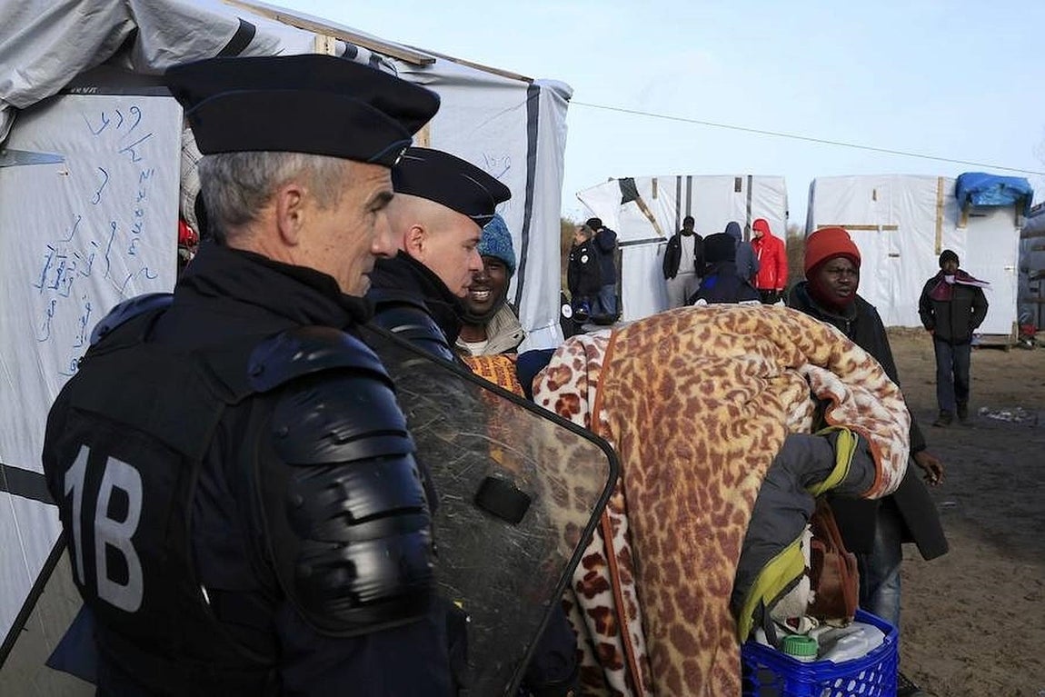 En los dos primeros días de trabajo se habían desmantelado las chabolas que había en unos 15.000 metros cuadrados de la parte sur del campamento de inmigrantes de Calais. 