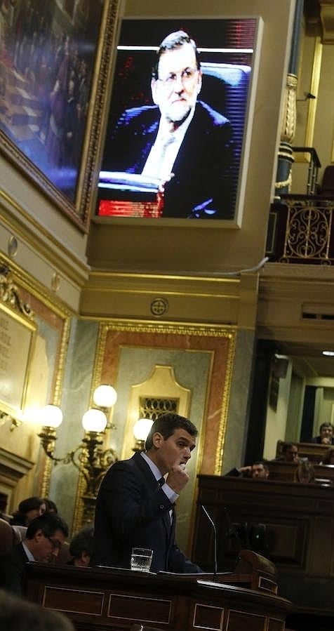 Las imágenes más destacadas de la segunda jornada de la Investidura de Sánchez. Rivera también le ha señalado la puerta de salida al presidente del Gobierno en funciones, Mariano Rajoy