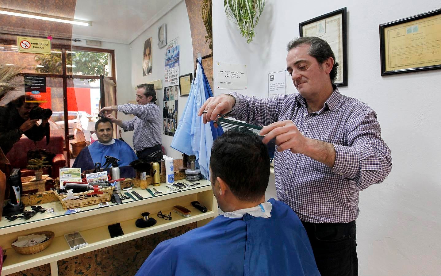 Un peluquero a domicilio. Jesús Jurado lleva 17 años al frente de su peluquería en la calle Felipe II. Sus clientes han ido envejeciendo hasta el punto de que es él quien los visita ahora a domicilio. «Este barrio se ha hecho mayor, y eso se nota», señala este profesional