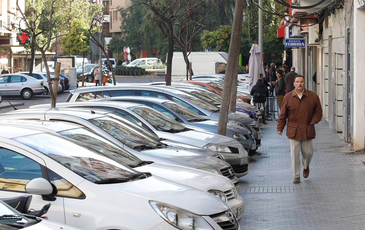 Proyectos olvidados y repetitivos. Los comerciantes y los vecinos están hartos de que cada cierto tiempo salga a relucir la promesa de construir un aparcamiento de varias plantas para paliar la carencia de plazas y los caos que se generan sobre todo por la mañana. Es la hora donde hay gente que da vueltas para buscar un sitio donde dejar el coche y donde los vehículos comerciales, ante la falta de plazas de carga y descarga, aparcan donde puede entorpeciendo la circulación.