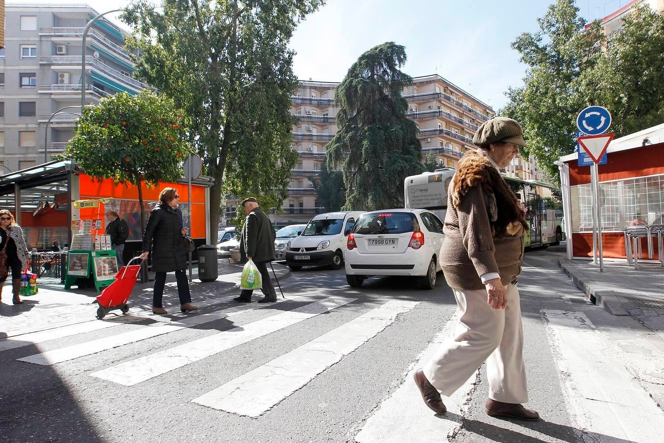 Un barrio con estética anticuada. Los residentes y comerciantes reclaman un plan integral que cambie por completo la imagen de un barrio que ha ido envejeciendo muy mal. Piden acabar con los acerados, renovar el mobiliario urbano, las farolas que acumulan décadas o que se dote de más arboledas las estrechas calles y las amplias avenidas de este populoso barrio.