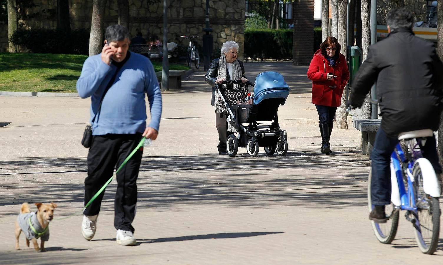 Una gran obra de década en década. La construcción del Parque Juan Carlos I es, según los residentes, la actuación más importante junto a la reforma de Gran Vía Parque que recuerdan. Algo insuficiente para rejuvenecer a un barrio, en el que sólo se actúa a pequeña escala de higos a brevas, según los vecinos.