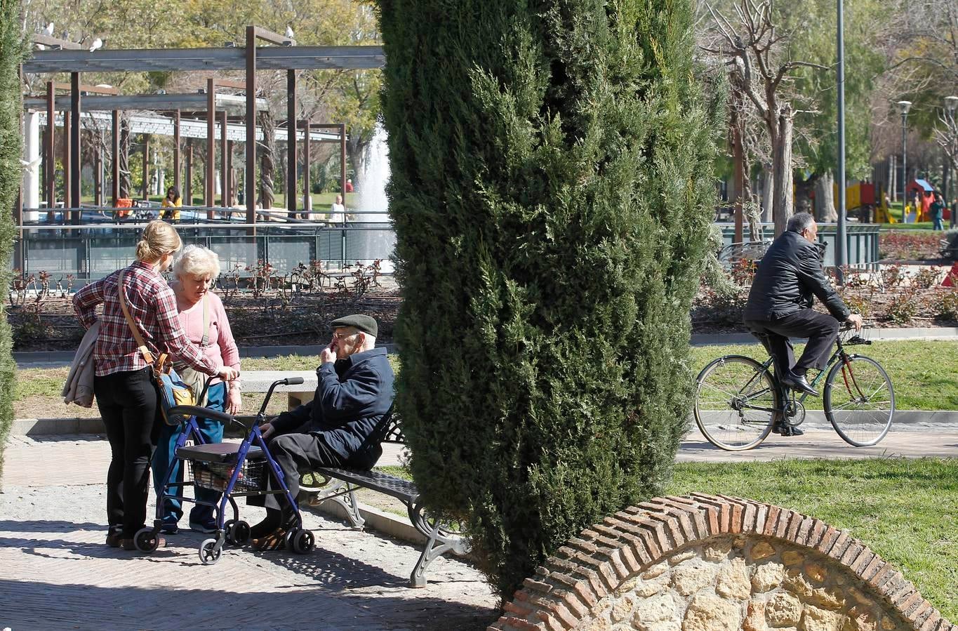 Un barrio de pensionistas. Los vecinos de Ciudad Jardín peinan canas en su inmensa mayoría. Sus viviendas están ocupadas en gran parte por personas jubiladas, que se asentaron en el barrio en la década de los años 50 o 60 cuando empezó a formarse este populoso barrio. Ahora viven muchos de ellos solos puesto que sus hijos se han ido a vivir fuera o a otras zonas de la capital, según reconocen muchas de las personas consultadas por ABC