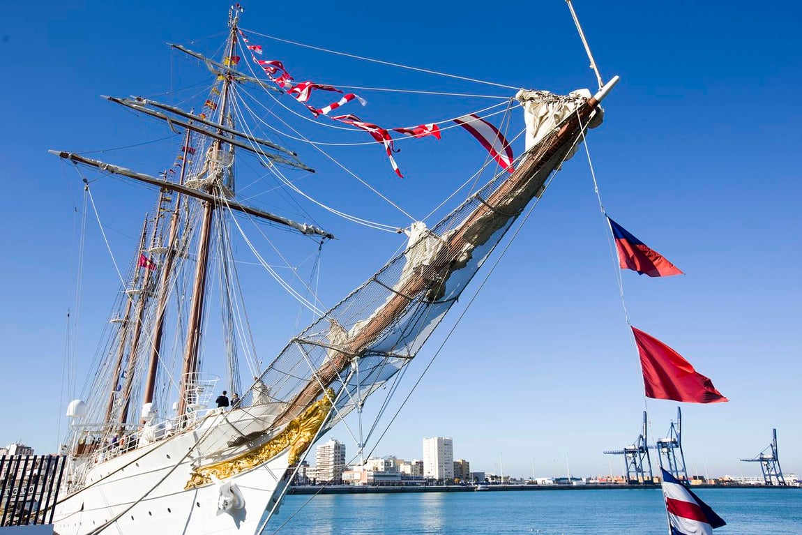 El buque escuela Juan Sebastián de Elcano, en Cádiz