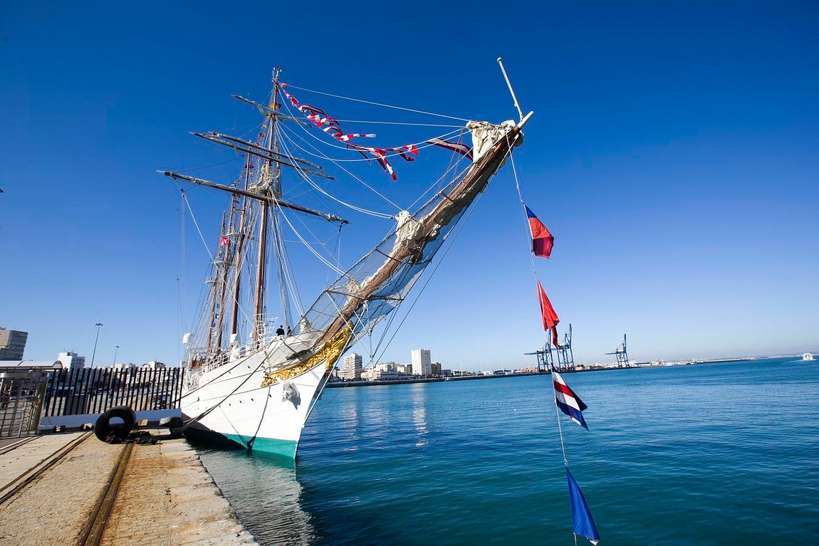 El buque escuela Juan Sebastián de Elcano, en Cádiz